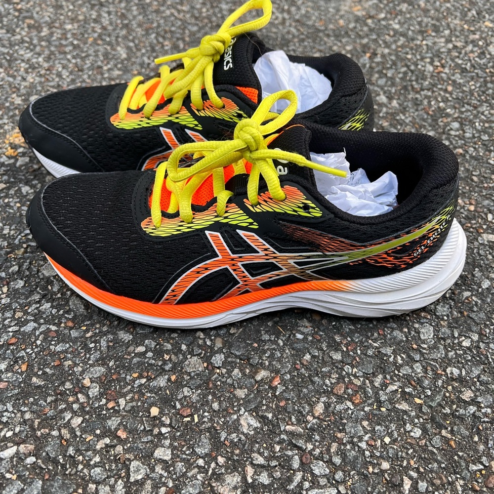 Kids ASICS size 3.5 running shoes